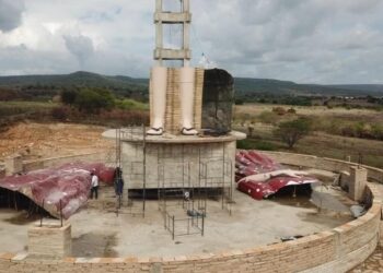 Monumento da beata Menina Benigna, com 26 metros de altura, começa a ser montado em Santana do Cariri