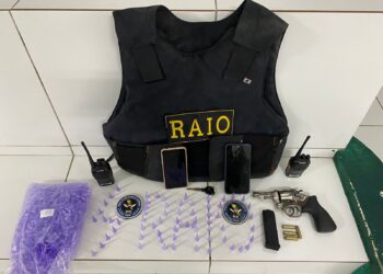 Dois suspeitos com arma, droga, colete balístico e moto roubada são presos pela PMCE em Boa Viagem