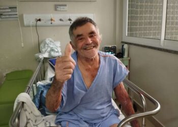 Quixeramobim – Recuperado de um AVC, Mestre da Cultura canta e dança para equipe do  Hospital Regional