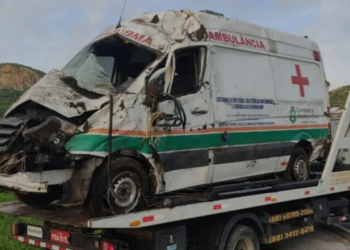 Motorista de ambulância do Hospital Infantil de Quixeramobim perde controle do veículo e desce ribanceira