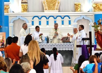 Bispo Dom Aílton Menegussi volta a celebrar missa em Tauá após mais de um ano