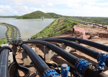 Governador Elmano de Freitas visita obra do primeiro sistema adutor do Projeto Malha D’Água