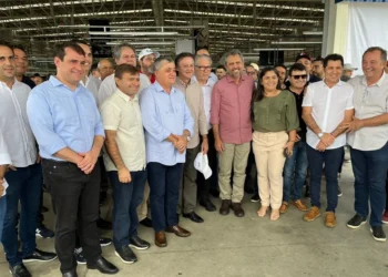 Prestigiado por prefeitos e lideranças políticas, Elmano cumpre agenda em Quixeramobim
