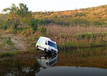 Motorista Erra Estrada e Quase Joga Ambulância  Dentro de Rio em Boa Viagem