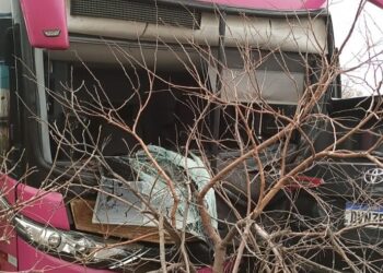 Grave acidente entre ônibus e camioneta deixa homem preso às ferragens em Tauá