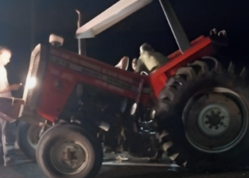 Trator Parte ao Meio em Grave Acidente na CE-187, Motorista Fica Preso nas Ferragens; Jeep Compass e Motocicleta Também Envolvidos”