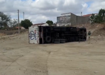 Caminhão-baú capota em Madalena ao desviar de veículos parados na BR-020