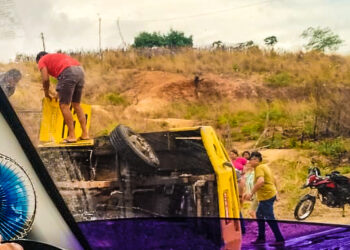 Carro-forte tomba na BR-226 próximo a Pedra Branca; População auxilia vigilantes