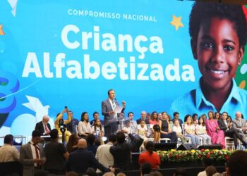 Lula e Camilo Santana entregam Selo Nacional de Compromisso com a Alfabetização para estados e municípios