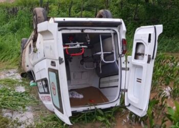 Ambulância de Aiuaba capota em estrada rural e paciente fica ferida