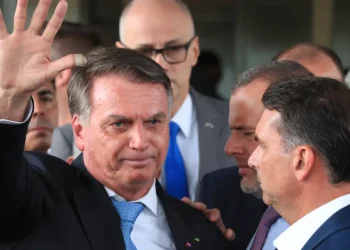 STF Torna Bolsonaro Réu por Crimes Contra o Estado Democrático de Direito