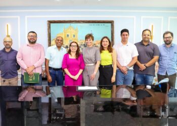 Prefeita de Tauá recebe secretários estaduais para acompanhar avanços na saúde e proteção animal