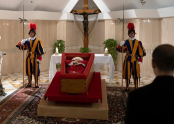 Em clima de luto e reverência, Vaticano divulga primeiras imagens do Papa Francisco em seu caixão