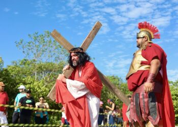Em Quixadá, encenação da Paixão de Cristo emociona fiéis no Santuário Rainha do Sertão