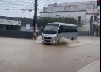 Fortes chuvas alagam ruas de Mombaça, no Sertão Central do Ceará