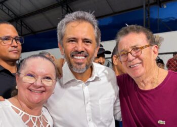 Prefeita Ivoneth Braga e ex-prefeito Antônio Góis acompanham Elmano na inauguração da CE-449 em Quixeramobim