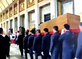 Pontífice é sepultado após cerimônia histórica na Basílica de São Pedro