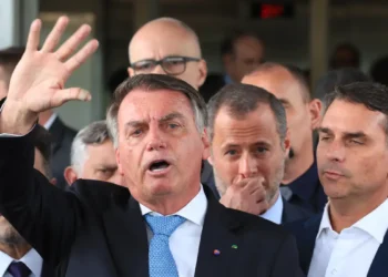 Ministro Alexandre de Moraes nega pedido de prisão de Jair Bolsonaro