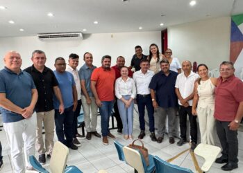 Prefeita Ivoneth lidera comitiva de Pedra Branca em encontro regional sobre recursos hídricos