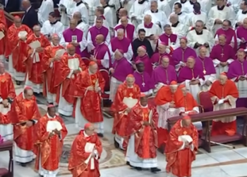 Conclave em andamento: cardeais iniciam eleição do novo Papa com missa solene no Vaticano