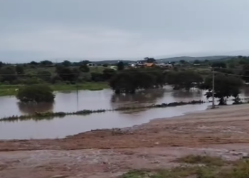 Chuvas intensas surpreendem moradores e elevam nível de riacho em Marruás, distrito de Tauá