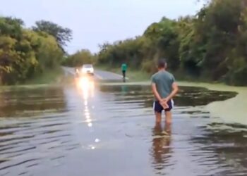 Rodovia CE-363 é interditada após alagamento entre Tauá e Mombaça