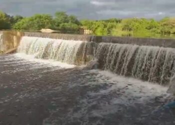 Mineirolândia – Barragem do Ruão inicia sangria e amanhece com grande volume nesta quarta-feira (28)