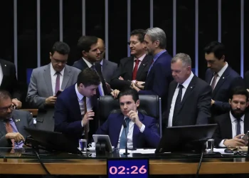 Câmara dos Deputados aprova PEC da Blindagem e proposta segue para o Senado