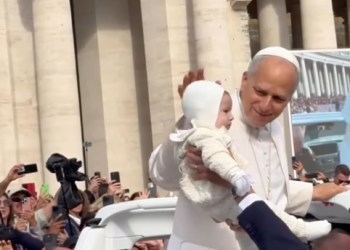 Filha do prefeito de Picos recebe bênção do Papa Leão XIV durante visita ao Vaticano