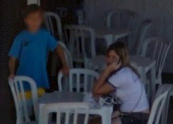 Registro raro do Google Street View mostra Marília Mendonça adolescente em frente ao bar da mãe, em Goiânia