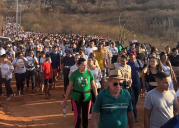 Senador Pompeu reúne multidão na 43ª Caminhada da Seca em um domingo de fé, emoção e memória