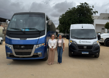 Prefeitura de Pedra Branca entrega novo ônibus e van para a educação, ampliando conforto, acessibilidade e segurança no transporte escolar