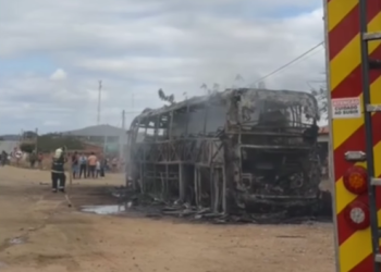 Ônibus da Viação Princesa pega fogo e é destruído por incêndio no distrito de Caiçara, em Canindé