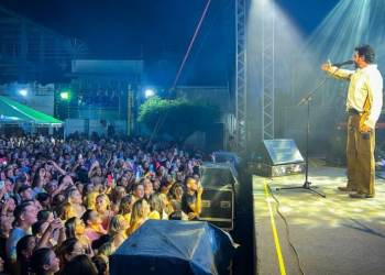 Praça lotada marca noite de fé e emoção com Padre Fábio de Melo em Tauá