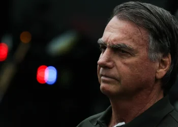 Bolsonaro passa por exames após queda em cela da PF e retorna à prisão em Brasília
