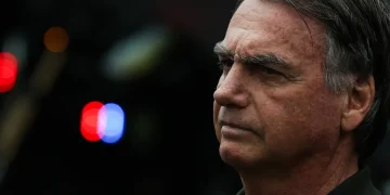Bolsonaro passa por exames após queda em cela da PF e retorna à prisão em Brasília