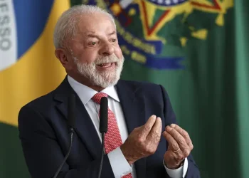 Lula lidera disputa presidencial em todos os cenários e mantém vantagem no segundo turno, aponta nova pesquisa