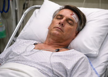 Bolsonaro sofre traumatismo craniano leve após queda em cela da PF, em Brasília