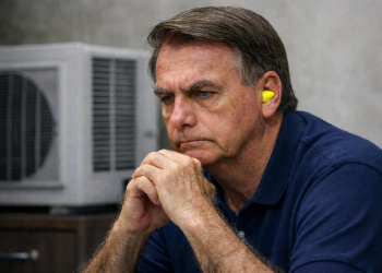Carlos Bolsonaro reclama de barulho em cela e critica PF por uso de protetores auriculares em Jair Bolsonaro