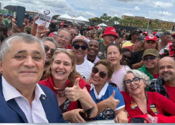 José Guimarães, líder de Lula, participa de ato do 8 de janeiro e destaca vitória da democracia ao lado do povo