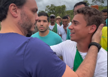 Carlos Bolsonaro engrossa ato político e se junta a Nikolas Ferreira em caminhada rumo a Brasília