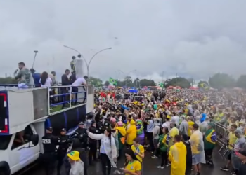 Sob muita chuva, Nikolas Ferreira chega a Brasília por volta das 15h e é recebido por milhares
