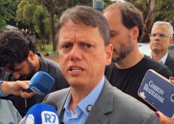 Após visita a Bolsonaro, Tarcísio confirma reeleição em SP e reforça apoio a Flávio Bolsonaro