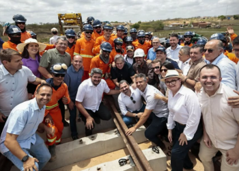 Elmano de Freitas vistoria obras da Transnordestina em Aracoiaba e  Piquet Carneiro