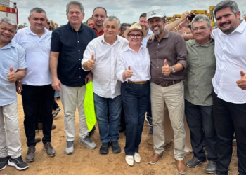 Ivoneth Braga lidera comitiva de Pedra Branca em vistoria da Transnordestina ao lado de Elmano de Freitas