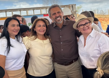 Ivoneth Braga lidera comitiva de Pedra Branca em vistoria da Transnordestina ao lado de Elmano de Freitas