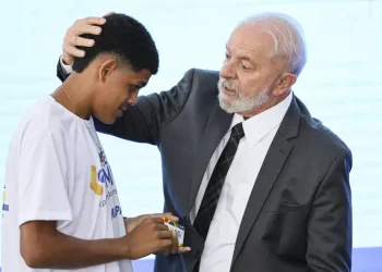 Programas Pé-de-Meia e Farmácia Popular terá corte de R$ 1 bilhão no Orçamento de 2026