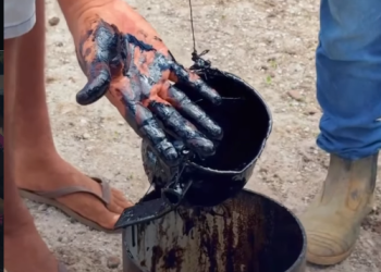 EXCLUSIVO: Agricultor perfura poço profundo e encontra possível petróleo no interior do Ceará