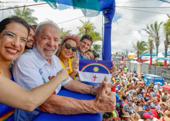 Lula acompanha, em Recife, o Galo da Madrugada, o maior bloco carnavalesco do mundo