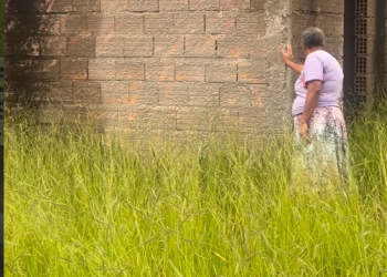 Vídeo de mãe orando em obra parada do filho comove a web